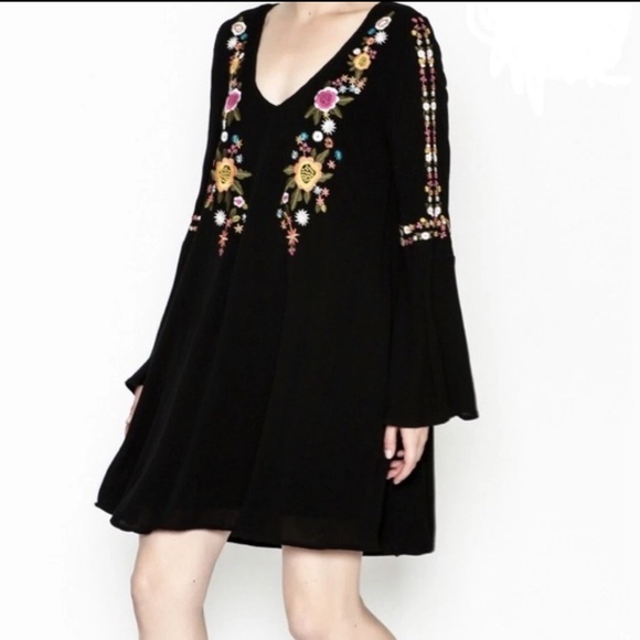 Sugarlips Dresses & Skirts - Sugarlips Swing Trapeze Embroidered Bell Sleeve Dress Size Large